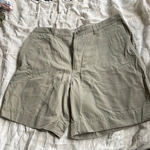 Men’s Columbia grey canvas cargo short. Like new. Hidden zipper pocket.